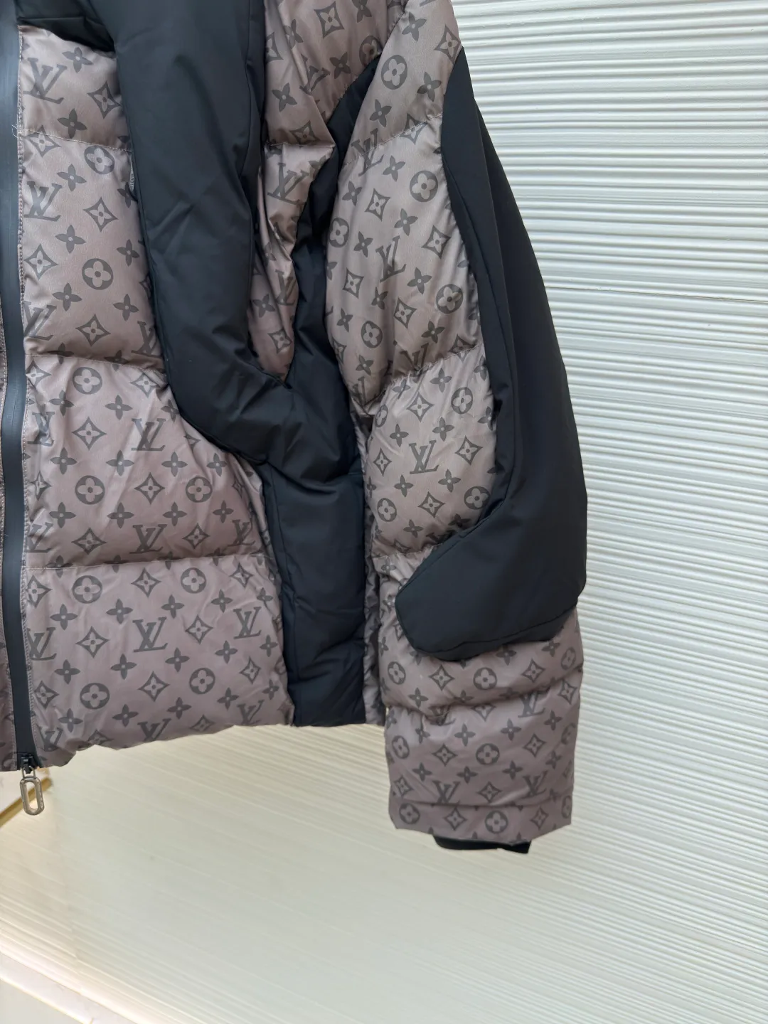 LOUIS VUITTON temperature-sensitive color-changing jacquard down jacket ●Original version: purchased and developed for 17999 ●Item number: 1680753-G45 ●Fabric: black technology fabric ●Technology: temperature-sensitive color-changing production ●Version: fitted version ●Weight: about 1475 grams ●Size: 44-46-48-50-52 ●Description: ✅Exclusively customized black technology fabric, the color of the fabric changes when the temperature reaches the specified degree, waterproof and anti-static fabric, good drape and no stretch, STORM SYSTEM waterproof surface treatment process, waterproof, windproof and breathable hydrophilic film. ✅Original data opening, coordinated proportions, loose, warm, fashionable, tolerant version, complex turning, and exquisite craftsmanship. ✅ Top-notch exquisite workmanship, in full compliance with EU requirements, each grid is filled with full down, and the interior is filled with genuine imported 90% white goose down. It is light and thin, has a delicate feel, is not easy to deform, and does not show through. Goose down is widely used in ski shirts and cold-proof clothing. The thermal insulation performance of goose down will be better under the same amount of down. The upper body is light and has no weight-bearing feeling, and the warmth retention can be imagined. ✅This heavy-duty down jacket has excellent thermal insulation performance, is light and not heavy, and has good bulk recovery after compression. Warm reminder: ⚠️Washing method: Do not wash, do not machine wash, can be dry cleaned. The overall wiring is straight and delicate, the fabric is comfortable and soft, and the color is consistent without color difference. It can be matched with the same style to create a fashionable look and control various occasions. Customized accessories, complete with three standards, same style for men and women!